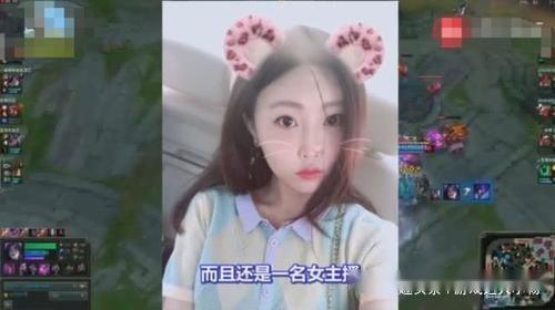后面挂着挂历的女主播